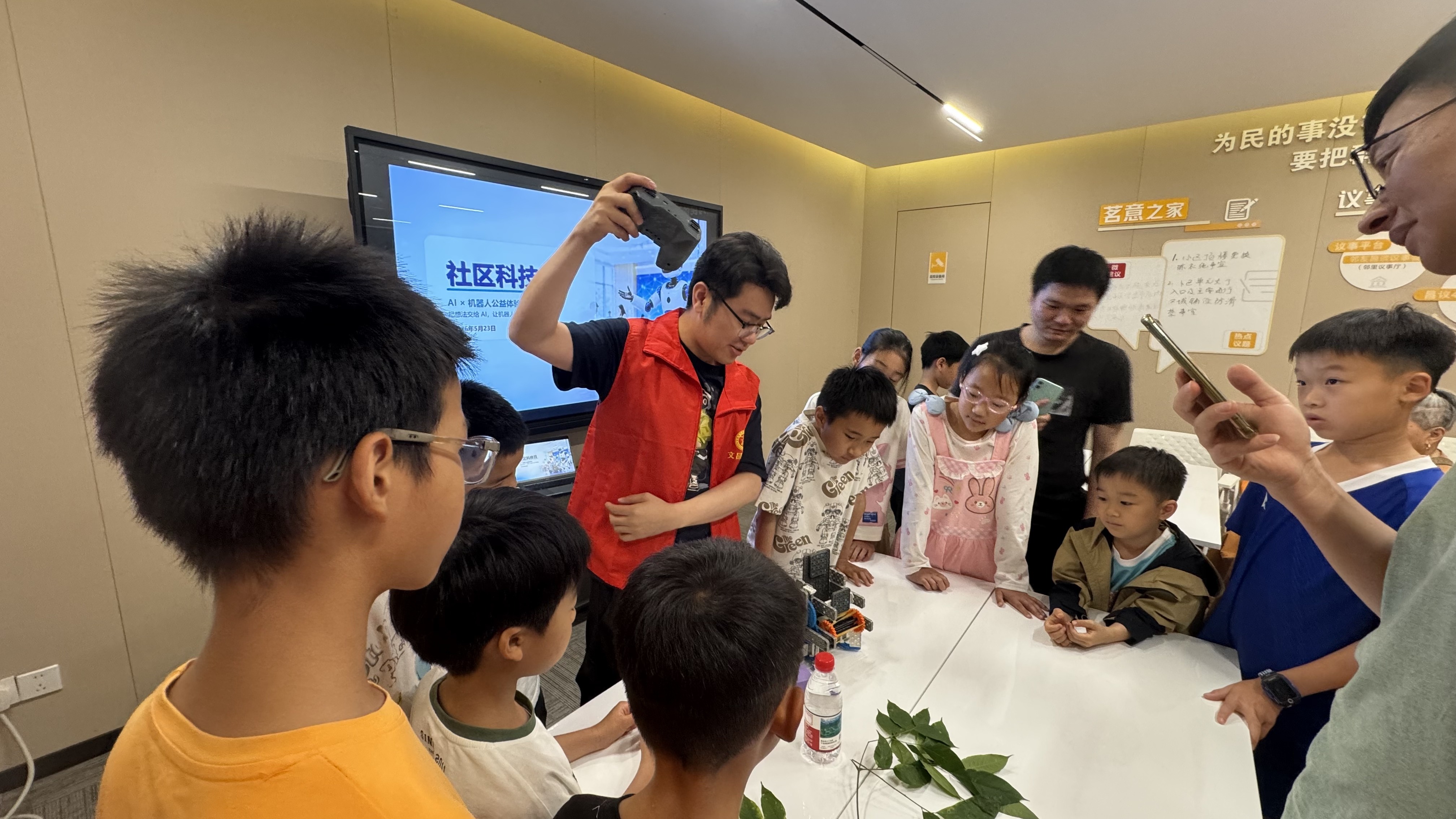 孩子们围绕机器人进行互动体验