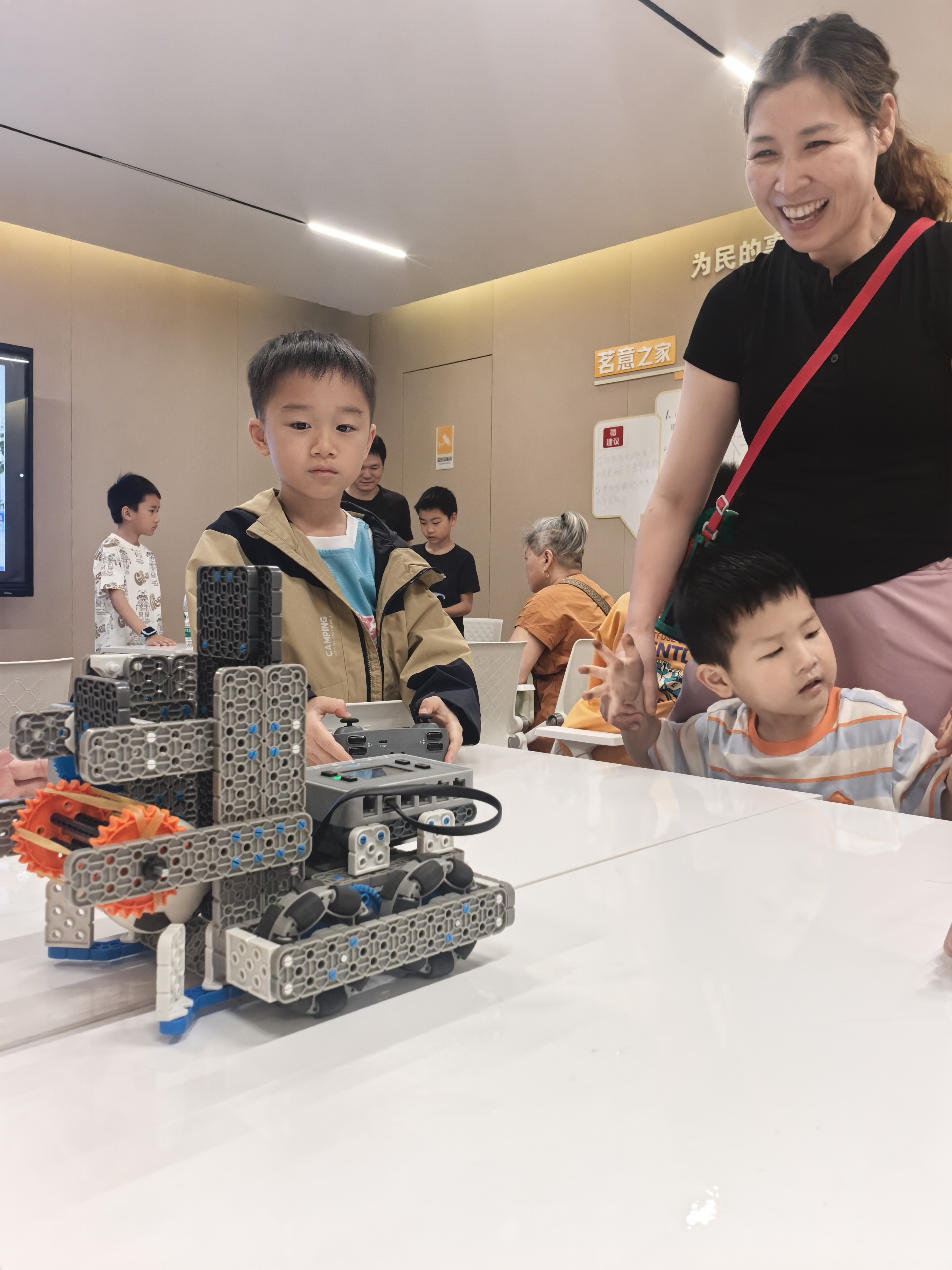 孩子近距离体验VEX机器人